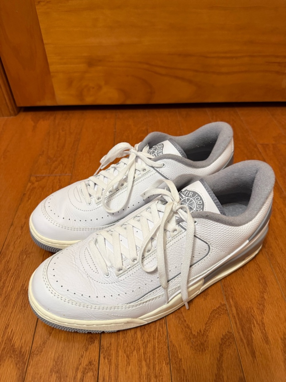 Nike Air Jordan Men's Low-Top Sneakers in White and Gray